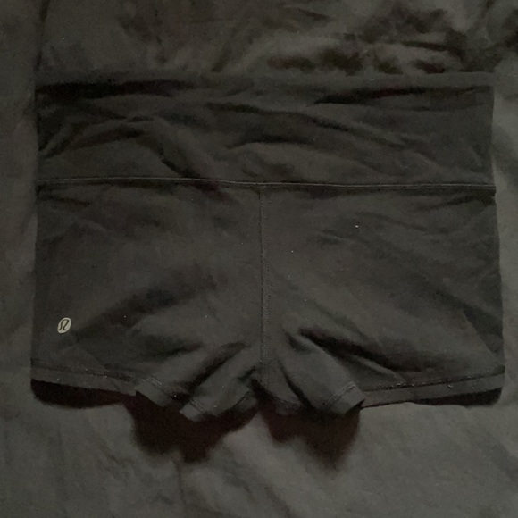 Short shorts - Picture 2 of 2